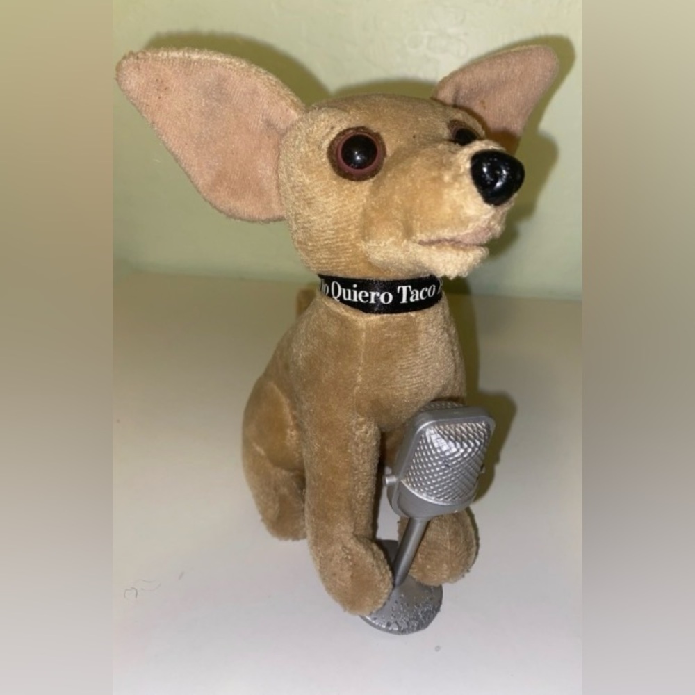 New Still In Original Packaging TACO BELL Singing Chihuahua
